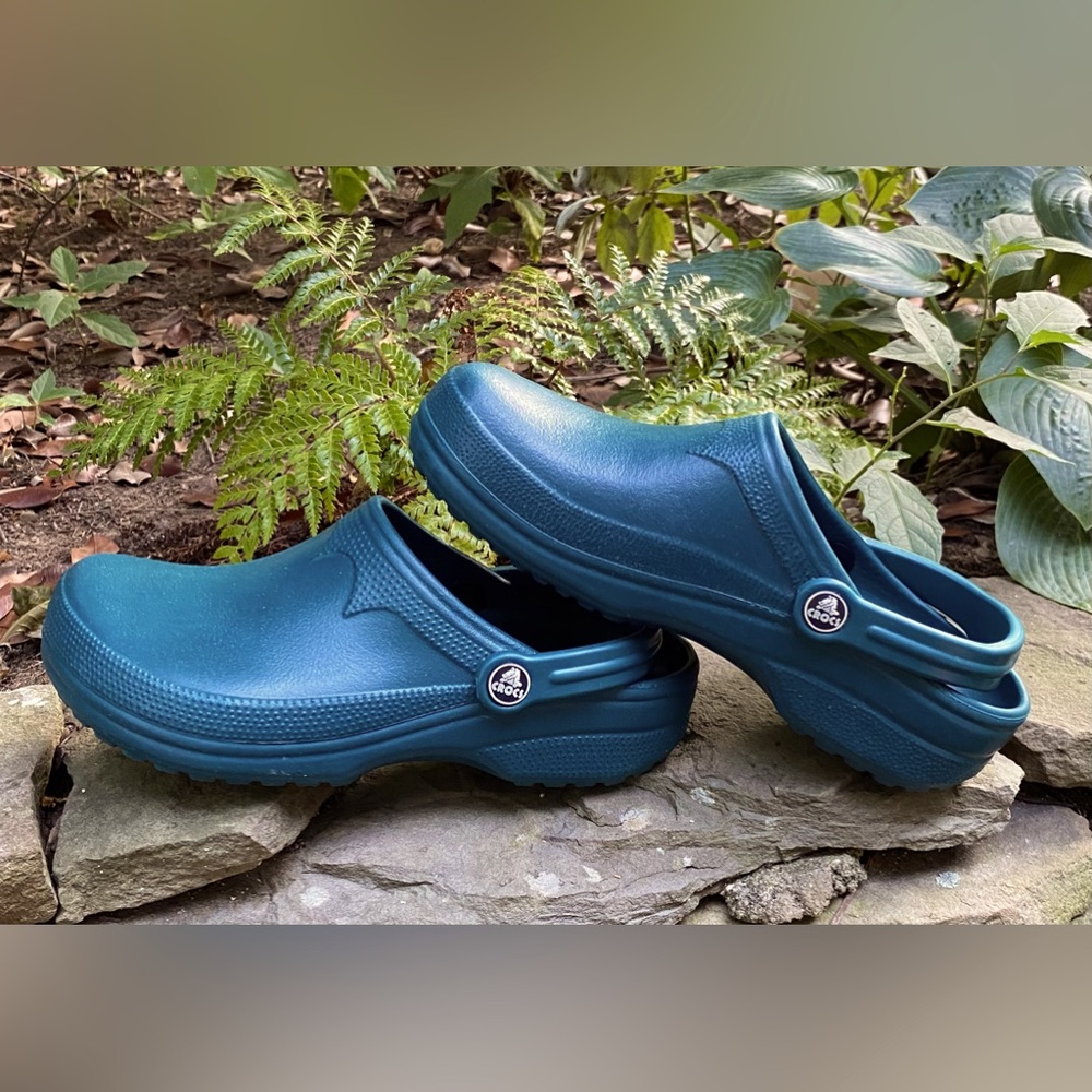 Crocs Unisex Teal Clogs  Size woman’s 8/9; men’s 6-7